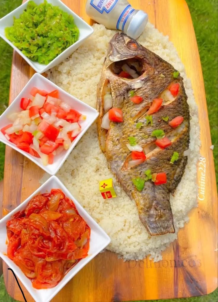 Table dressée du restaurant Saveurs d'Abidjan avec un plat ivoirien signature